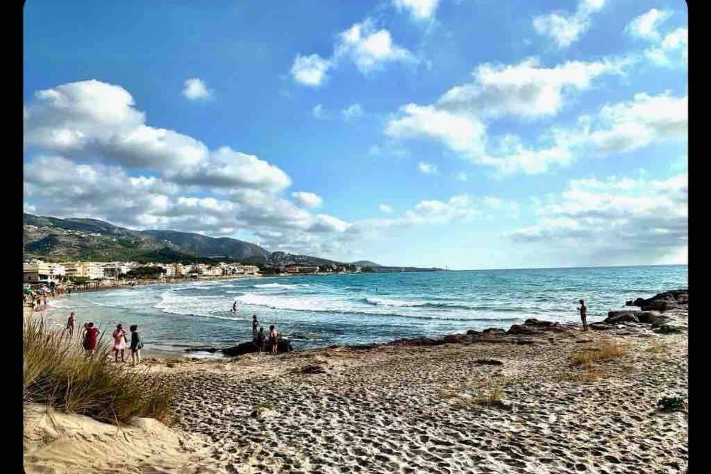 Neu Renoviertes Strandappartment Mit Meerblick Alcoceber Bagian luar foto